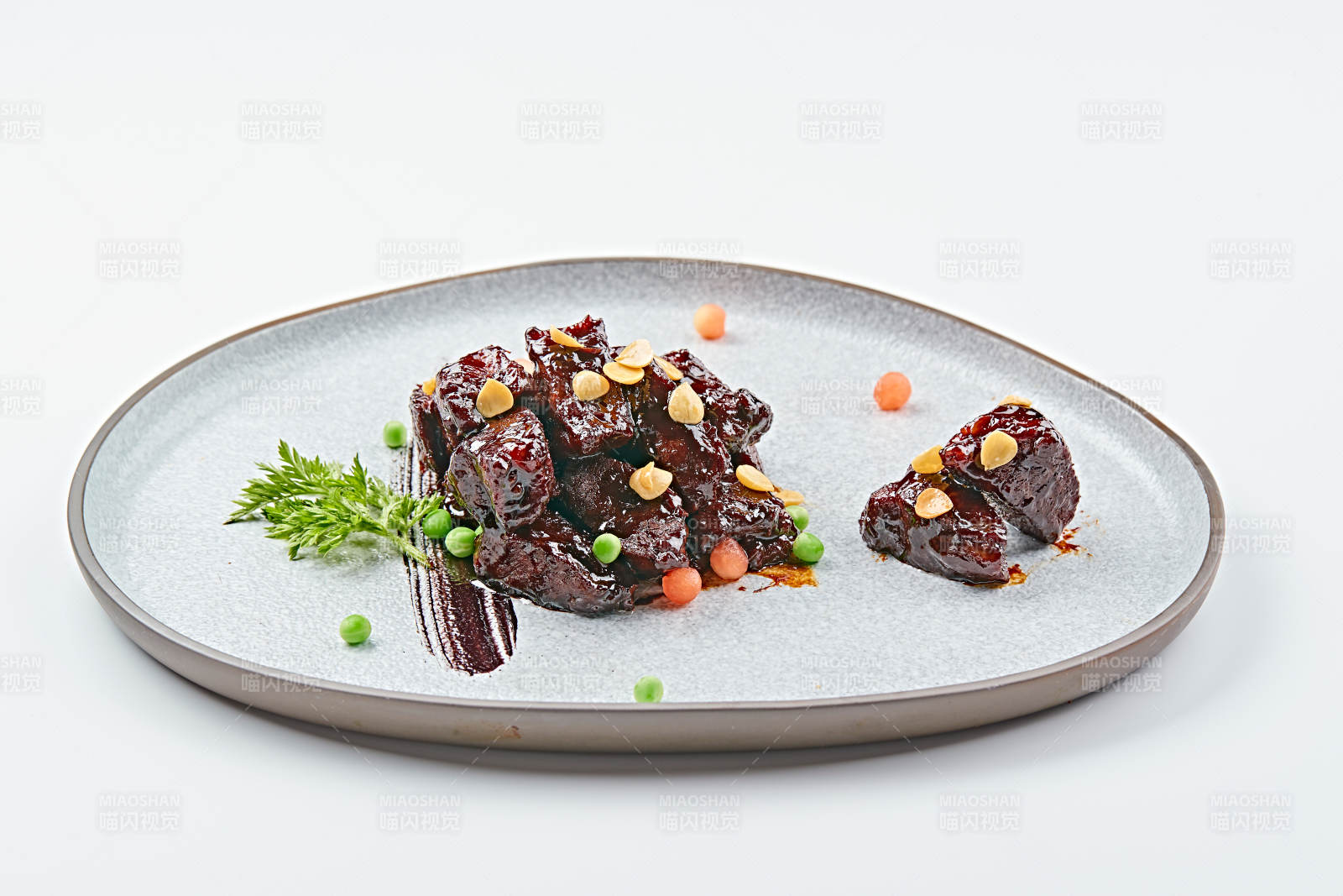 青色瓷盘装的XO酱香和牛粒