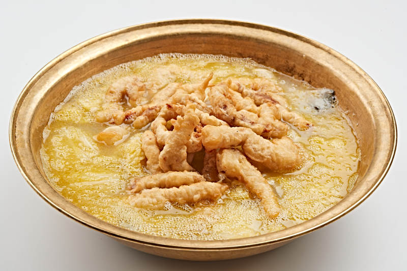 精美铜锅装的酸汤酥肉