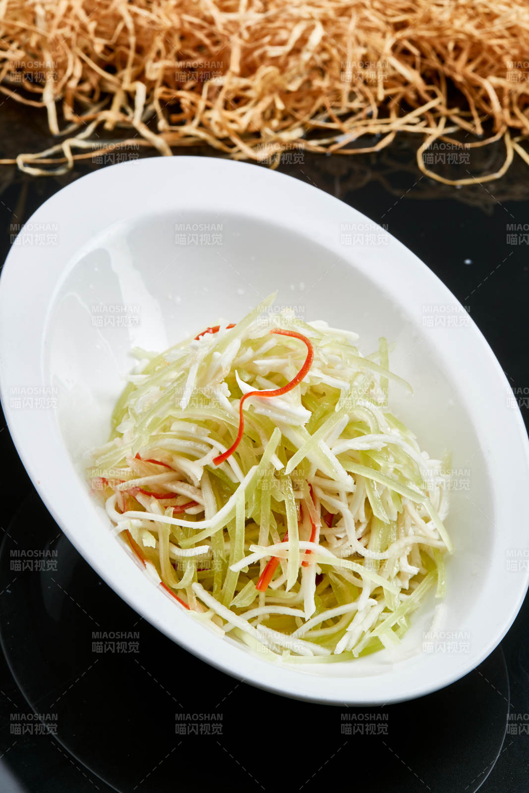 白色瓷盘装的巧拌双丝西芹丝土豆丝