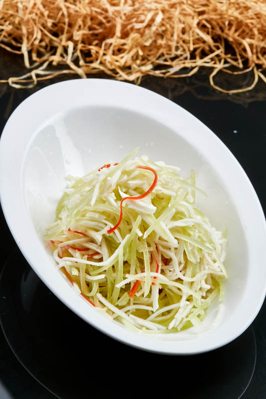 白色瓷盘装的巧拌双丝西芹丝土豆丝