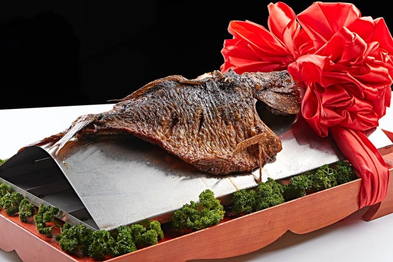 精美餐具装的蒙式熏鱼