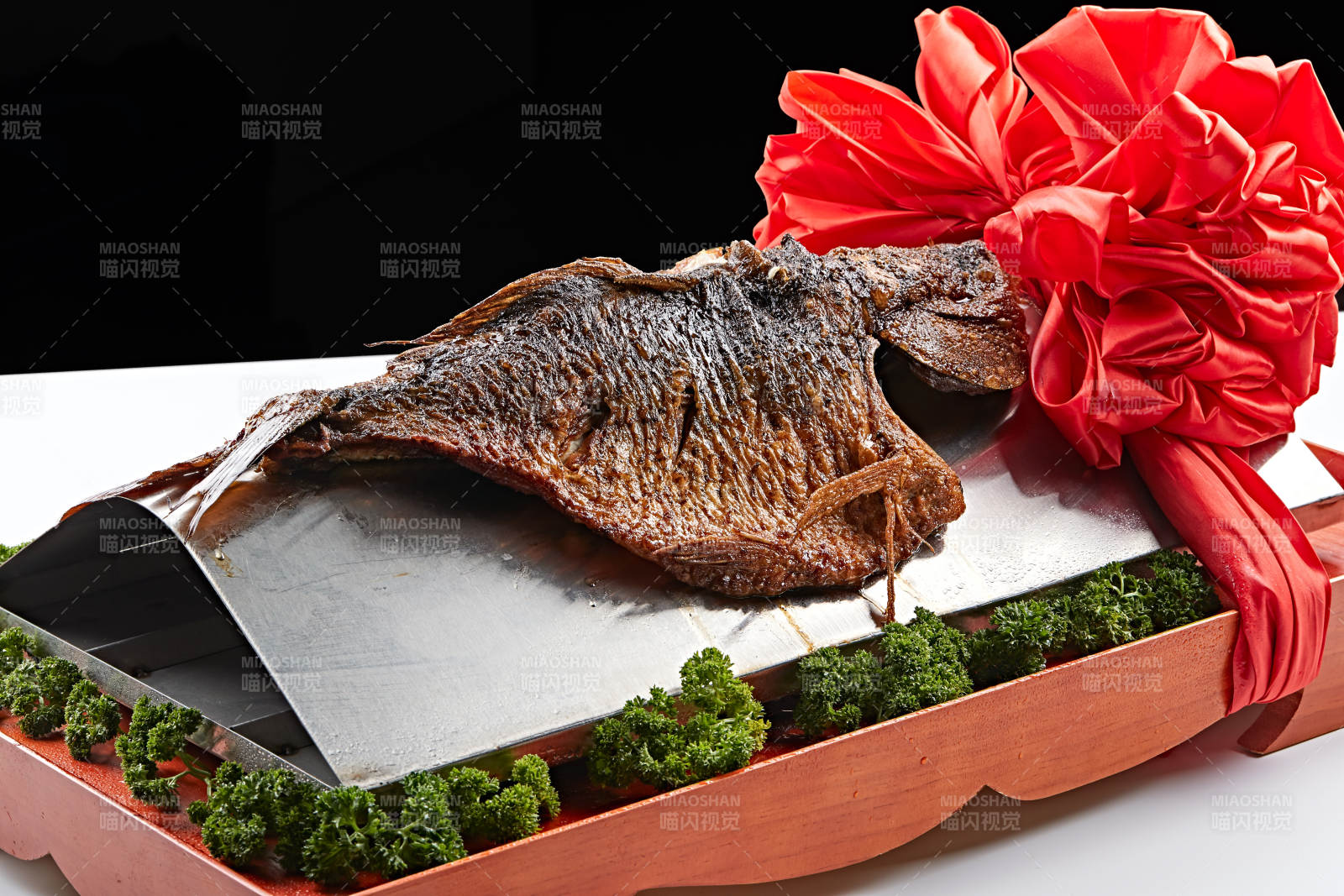 精美餐具装的蒙式熏鱼