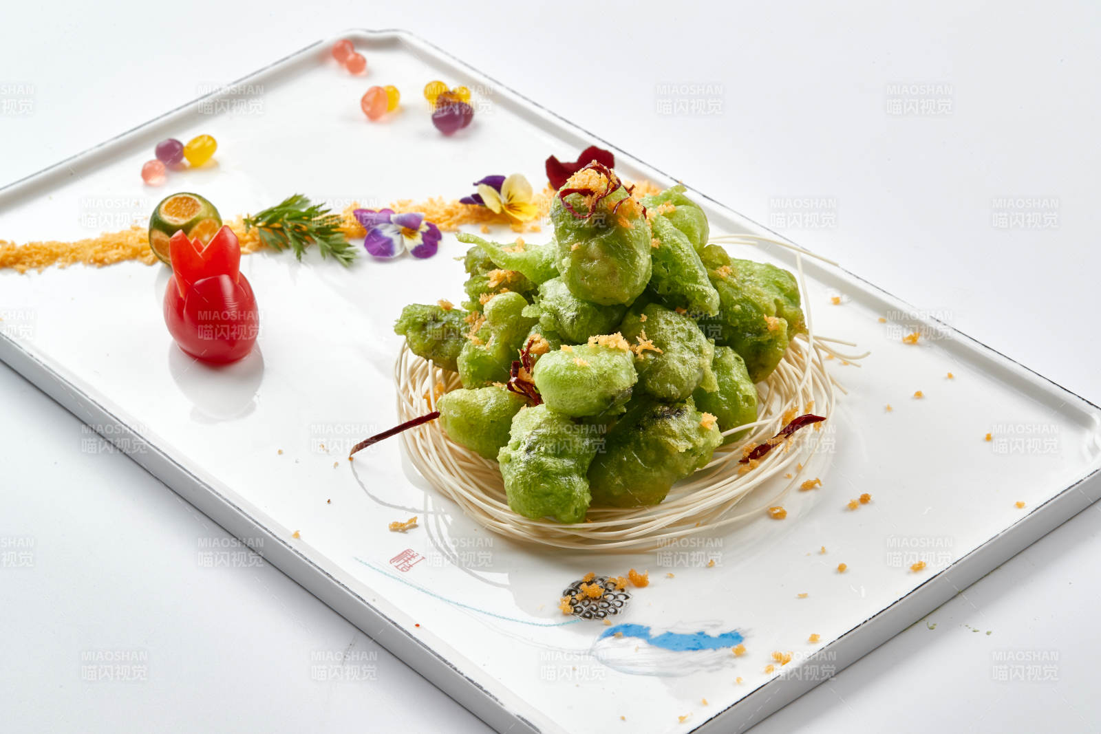 白色瓷盤裝的菠菜汁耗肉天婦羅