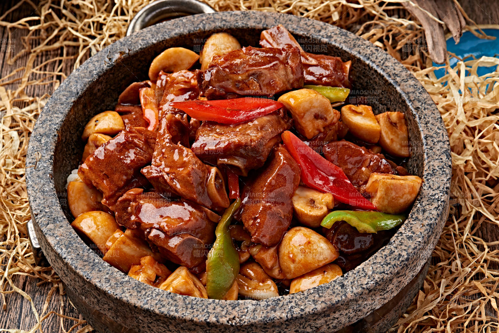 石锅红焖口蘑猪小排-摄影图