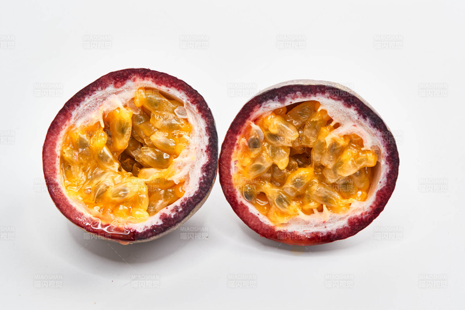 白色背景上摆放的新鲜百香果-摄影图