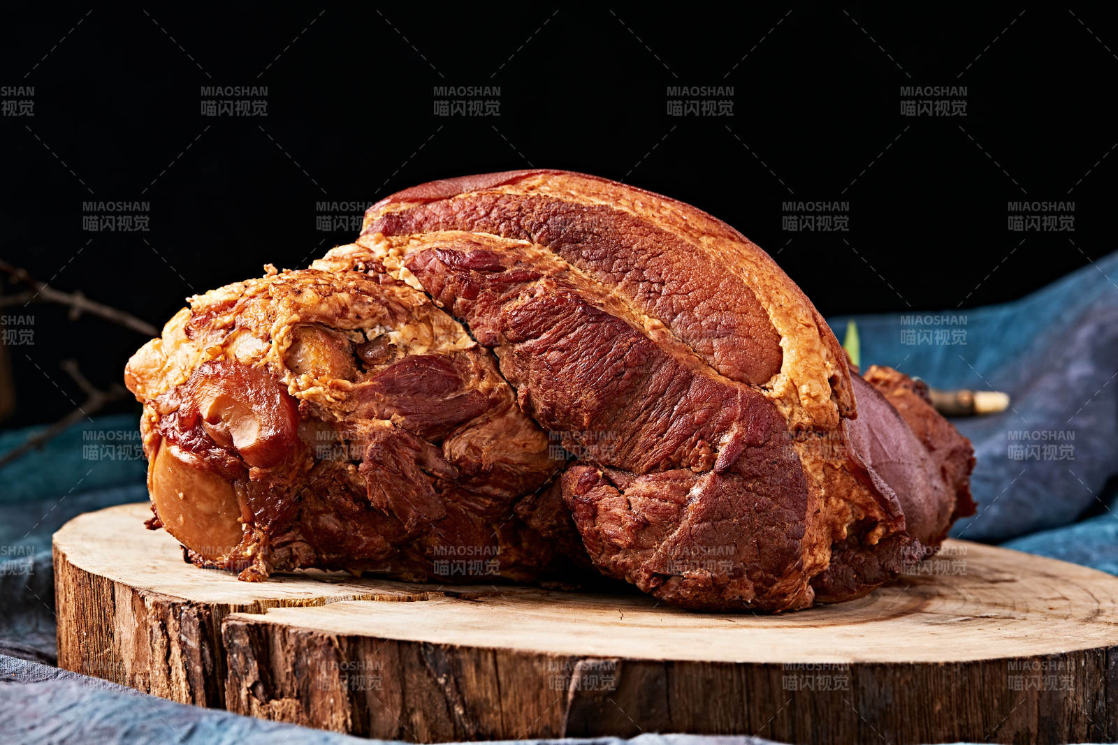 古法煙熏大豬肘肘子