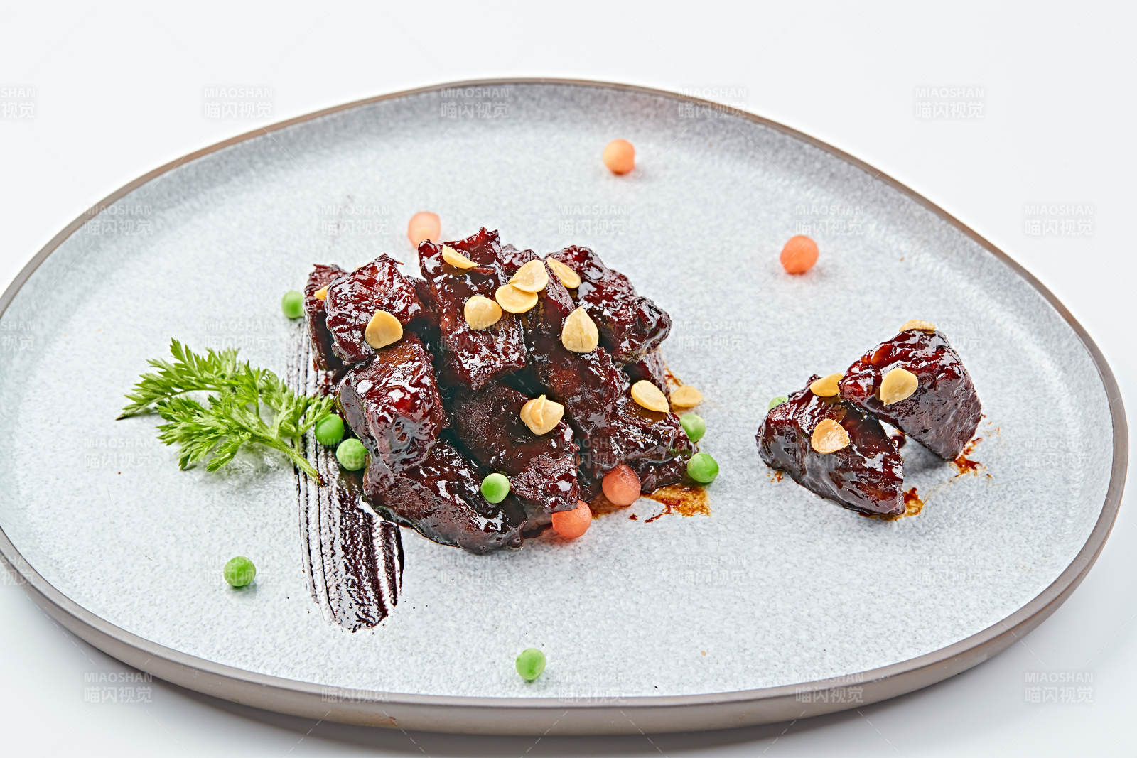 青色瓷盘装的XO酱香和牛粒