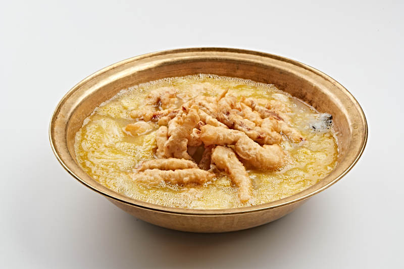 精美铜锅装的酸汤酥肉