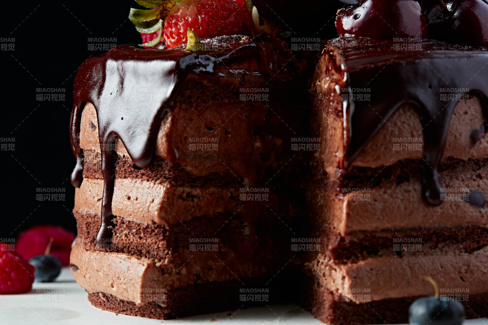 蓝莓草莓车厘子巧克力鲜奶慕斯生日蛋糕-摄影图