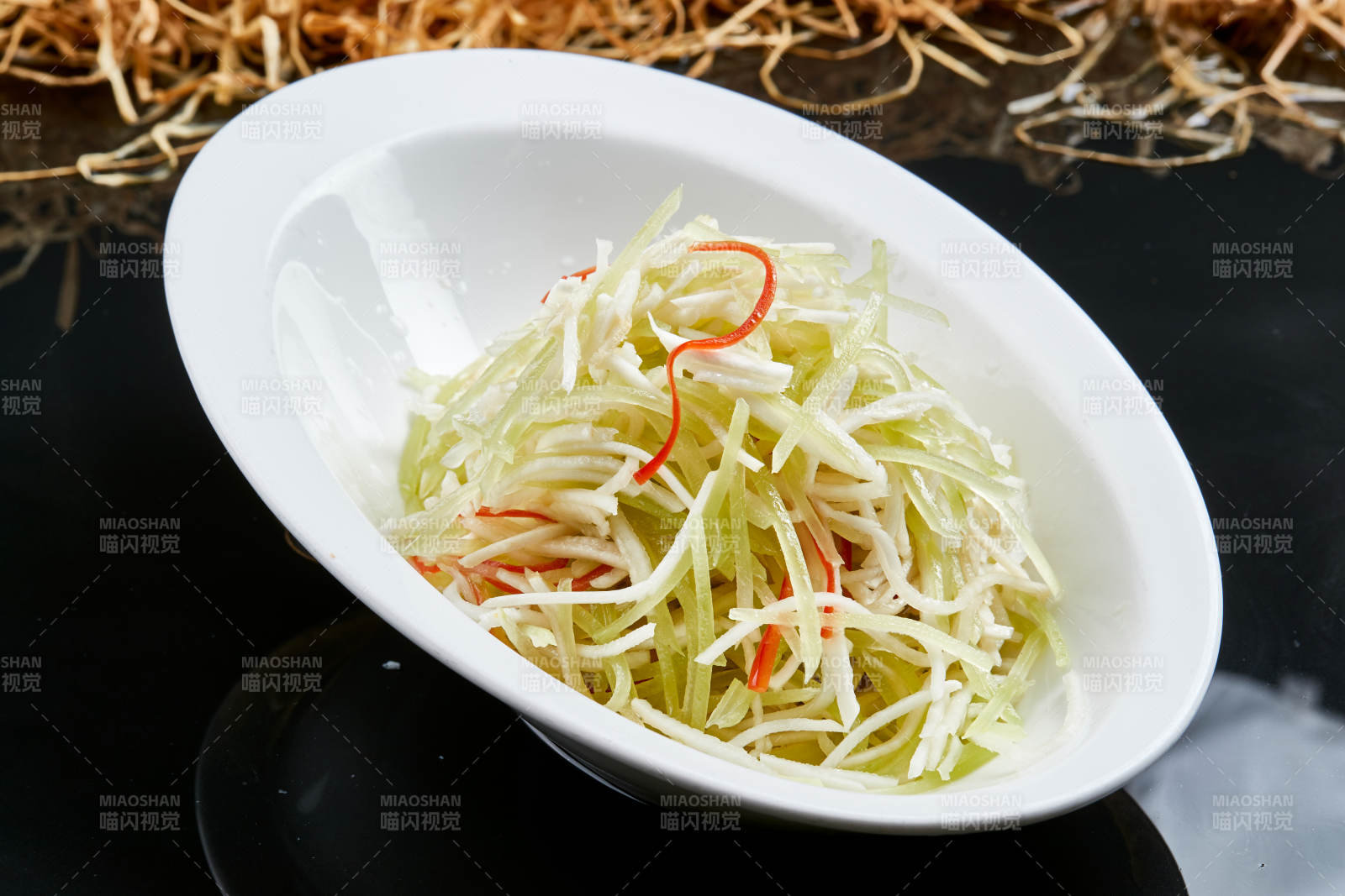 白色瓷盘装的巧拌双丝西芹丝土豆丝