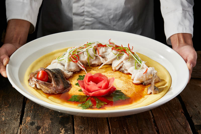 浇汁盘龙蒸鲈鱼配粗粮大饼