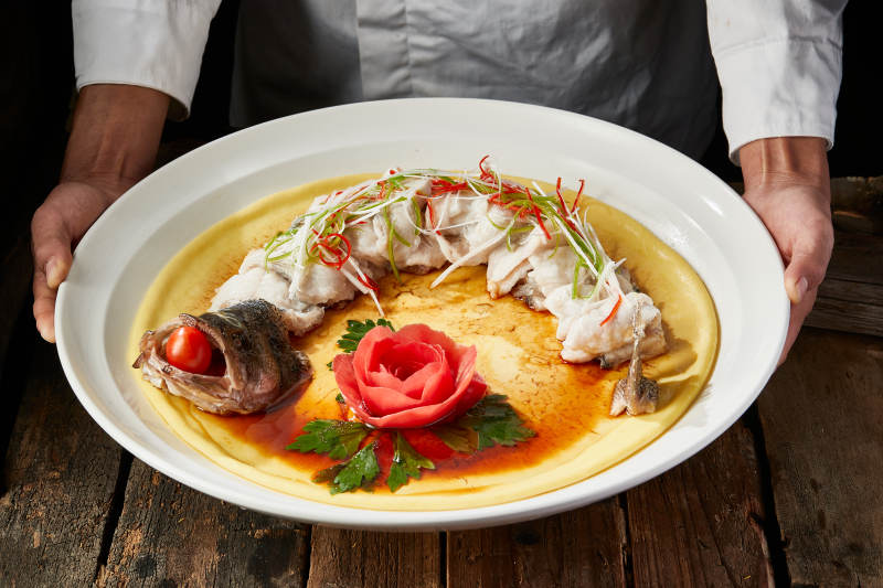 浇汁盘龙蒸鲈鱼配粗粮大饼