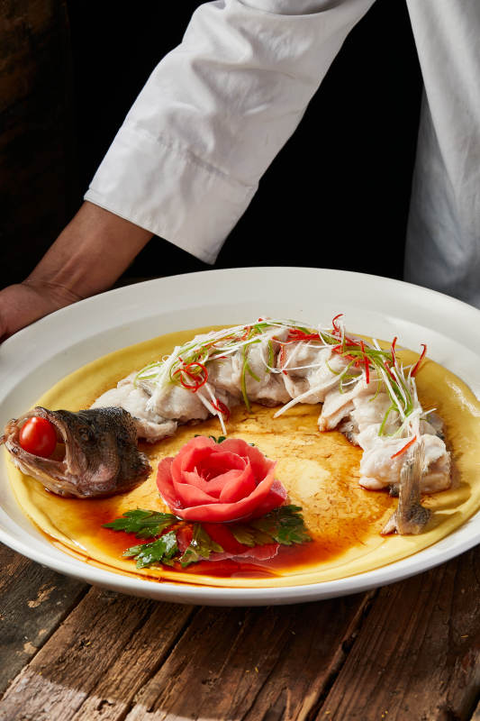 浇汁盘龙蒸鲈鱼配粗粮大饼