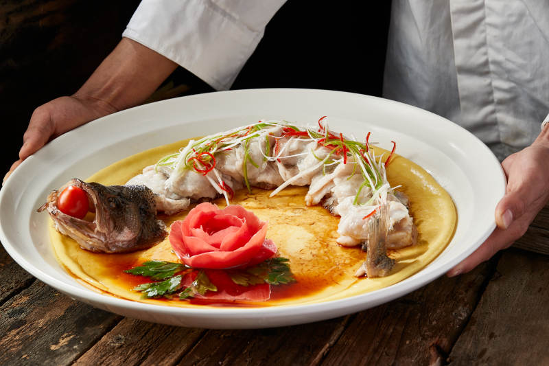 浇汁盘龙蒸鲈鱼配粗粮大饼