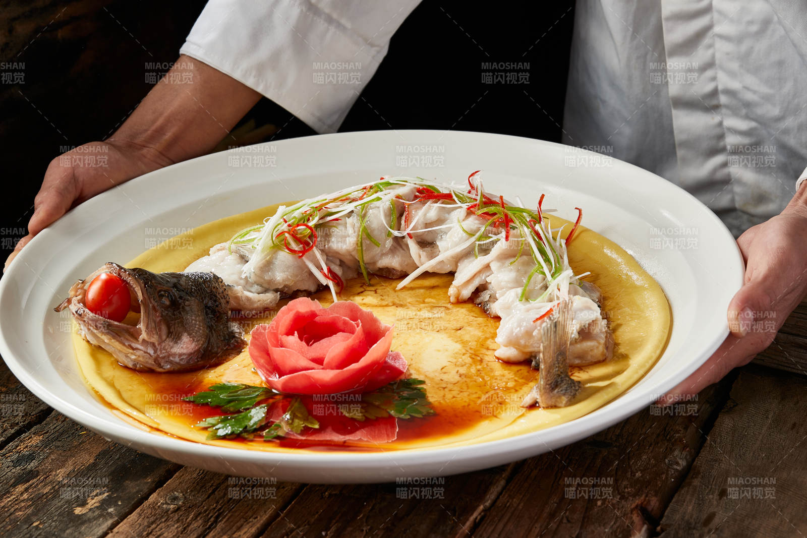 浇汁盘龙蒸鲈鱼配粗粮大饼