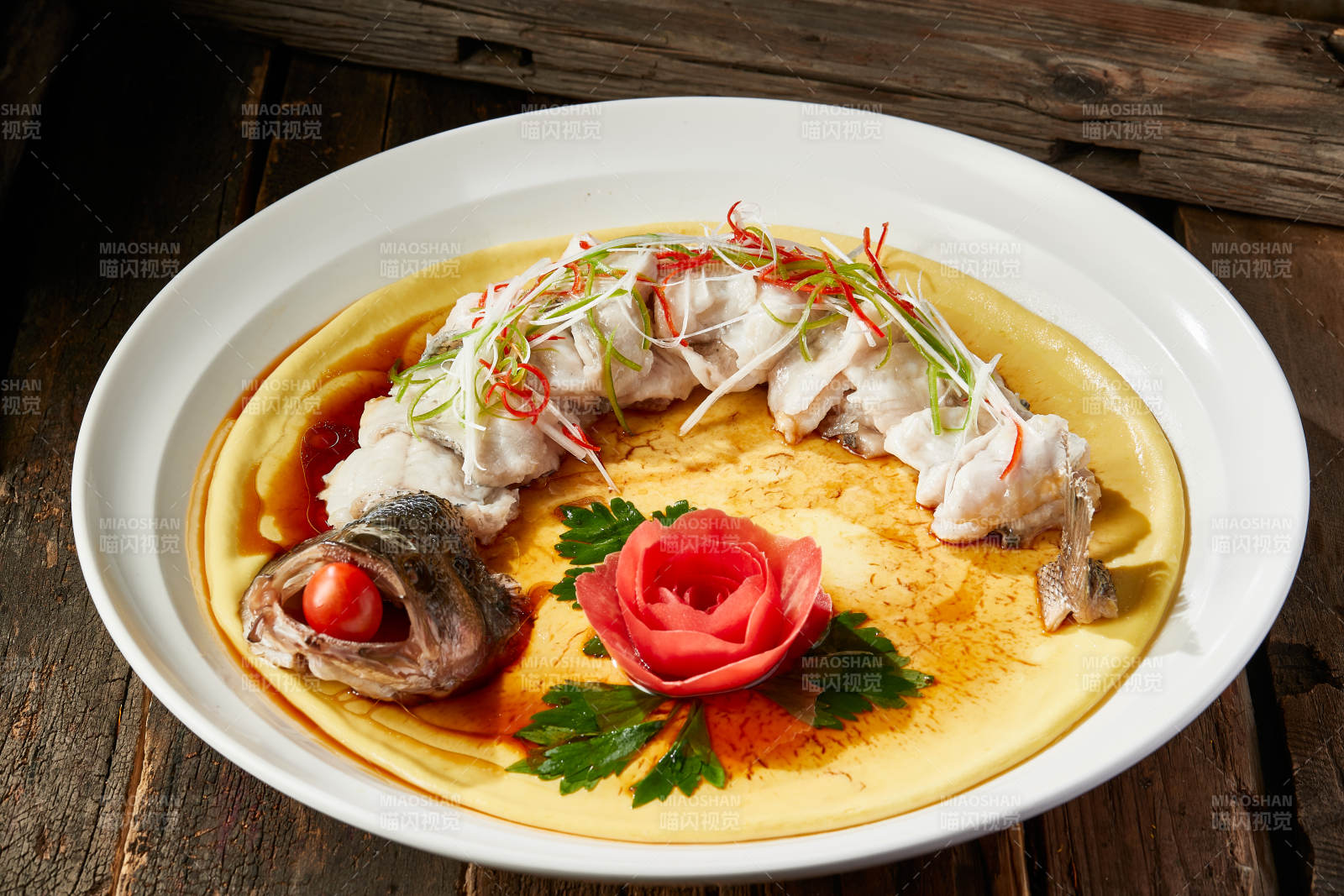 浇汁盘龙蒸鲈鱼配粗粮大饼