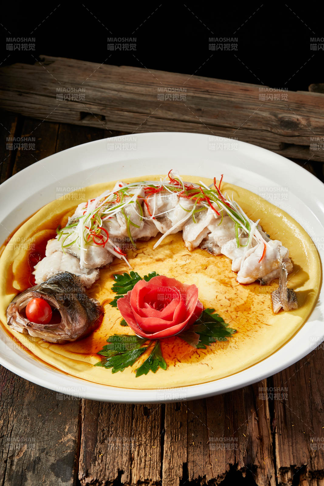 浇汁盘龙蒸鲈鱼配粗粮大饼