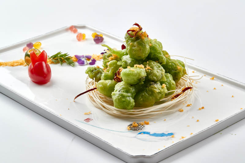 白色瓷盘装的菠菜汁耗肉天妇罗