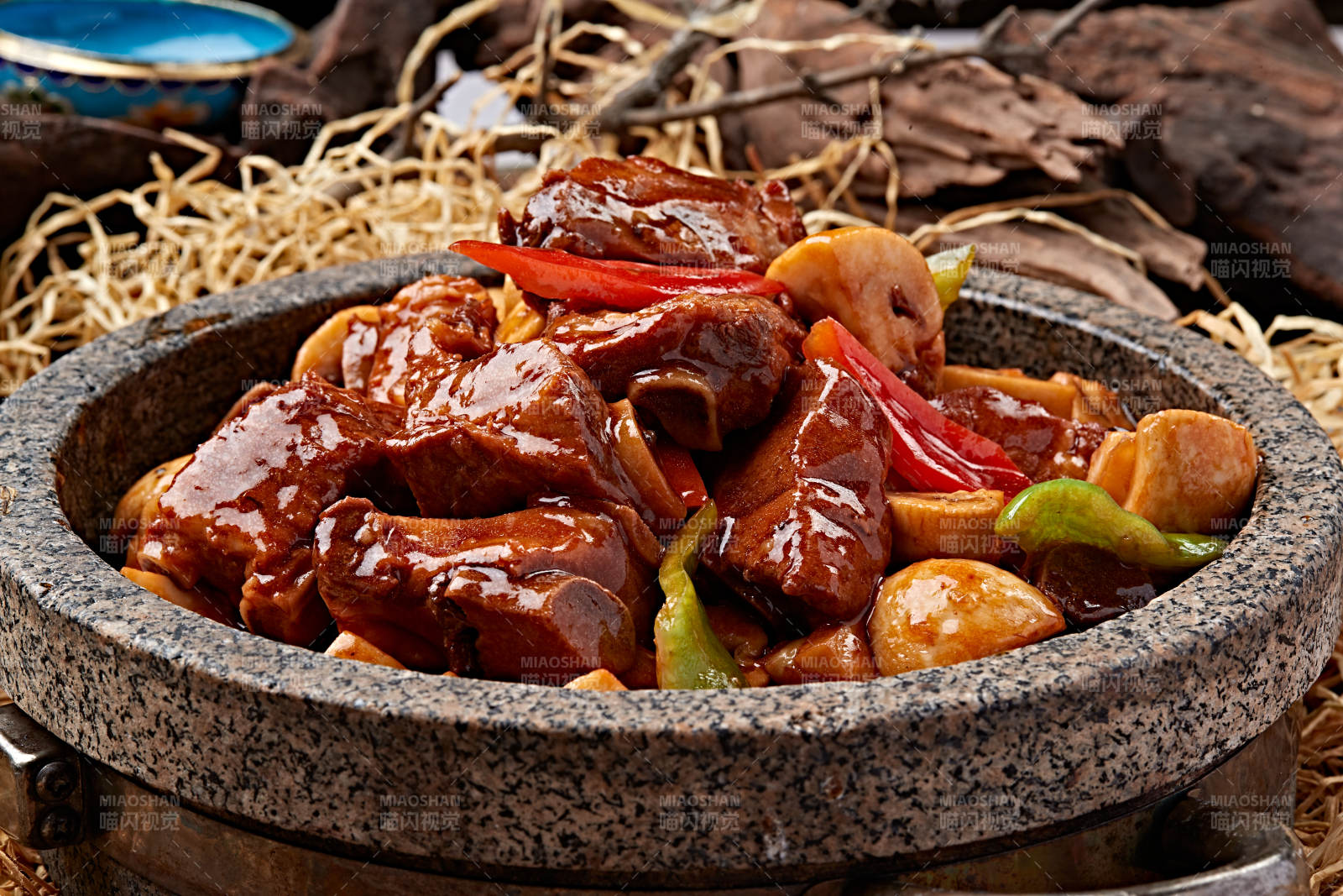 石锅红焖口蘑猪小排-摄影图