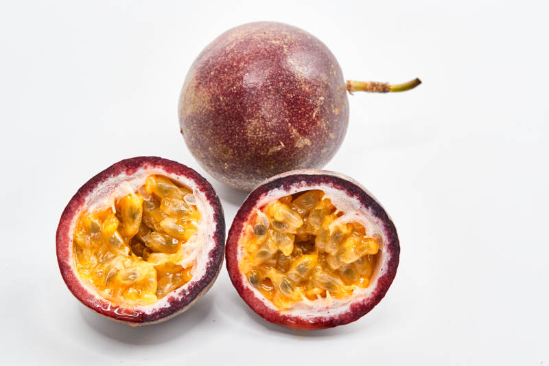 白色背景上摆放的新鲜百香果-摄影图