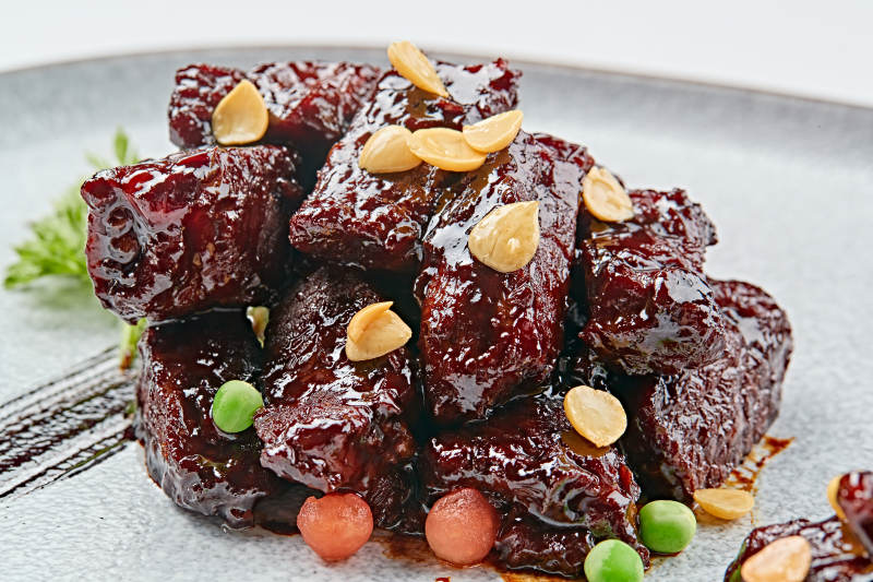 青色瓷盘装的XO酱香和牛粒