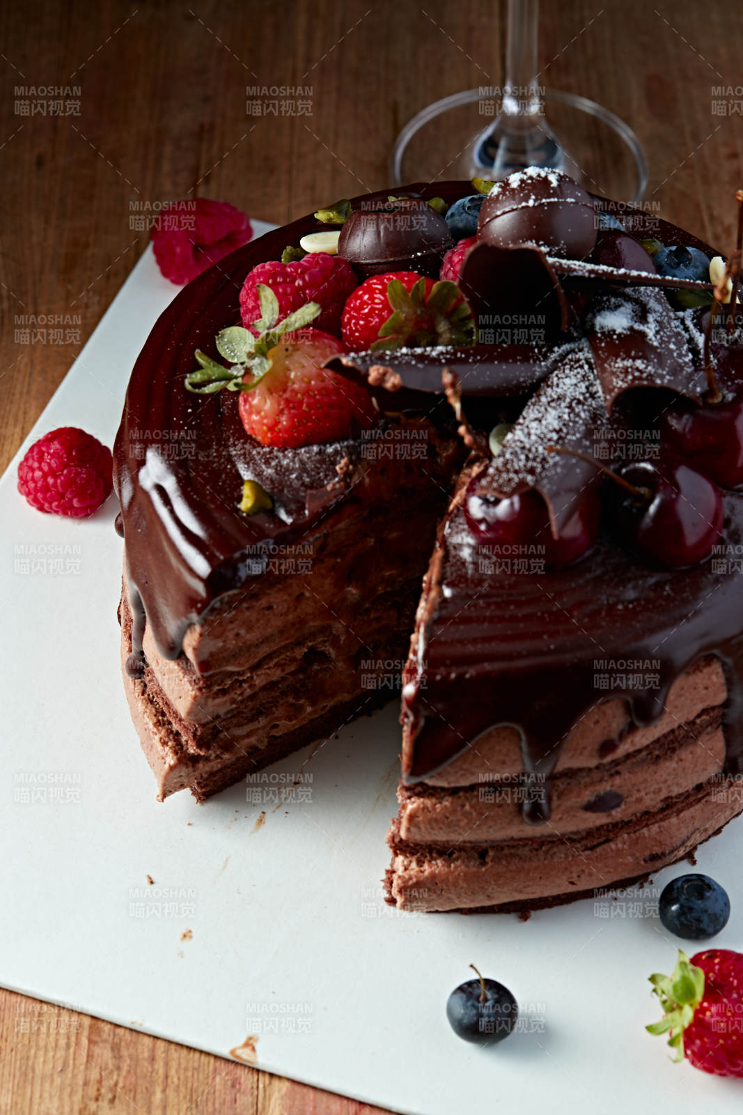 蓝莓草莓车厘子巧克力鲜奶慕斯生日蛋糕-摄影图