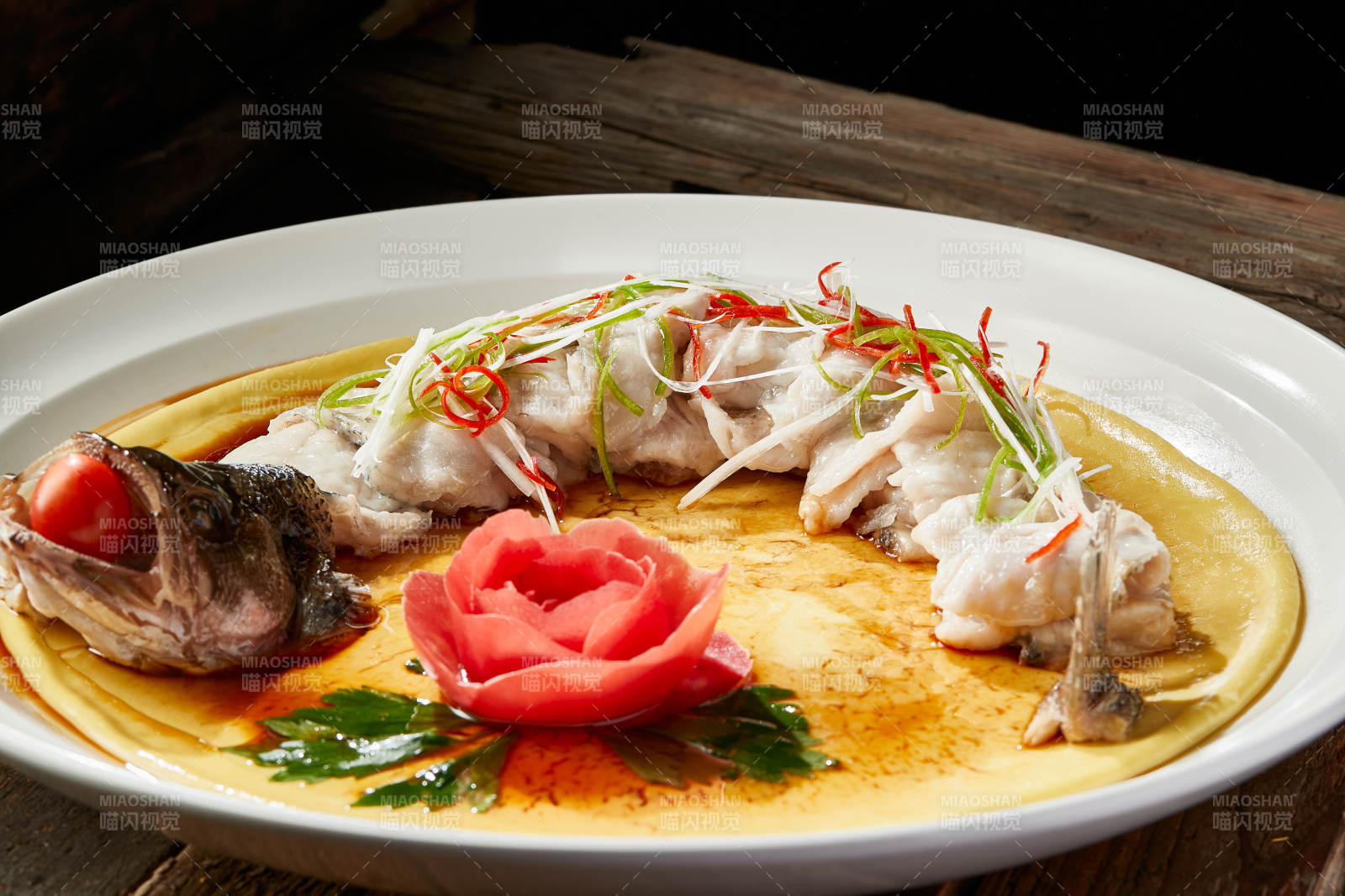 浇汁盘龙蒸鲈鱼配粗粮大饼