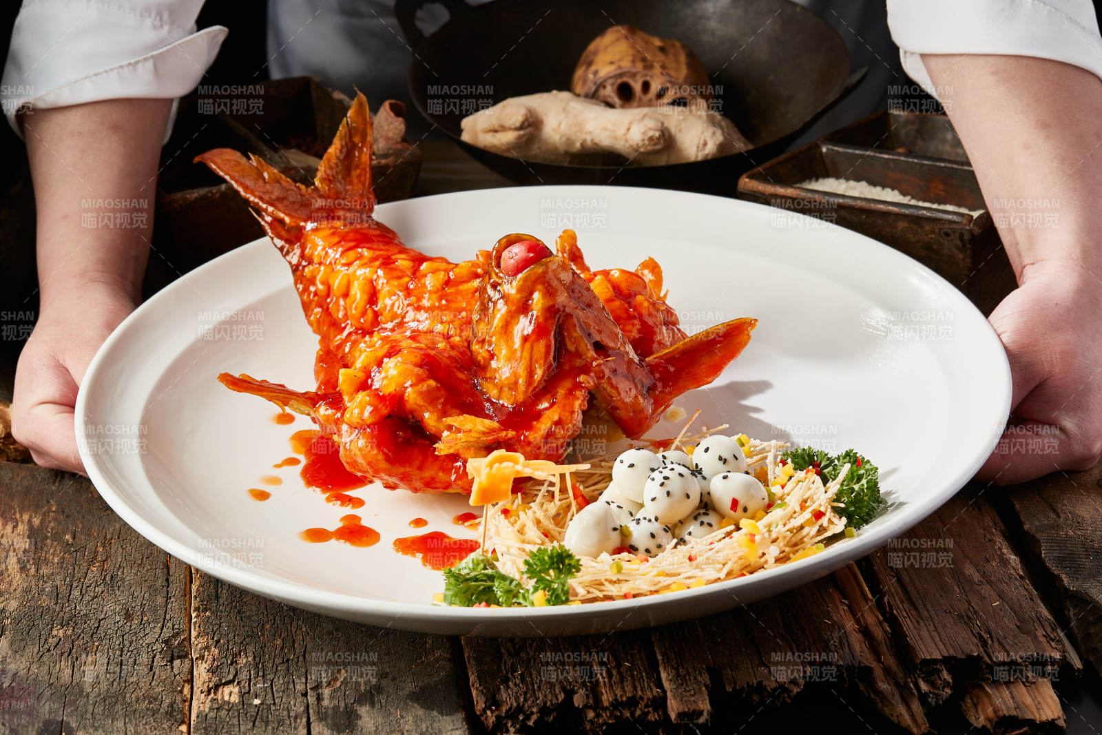 造型精美的浇汁糖醋野生大鲤鱼