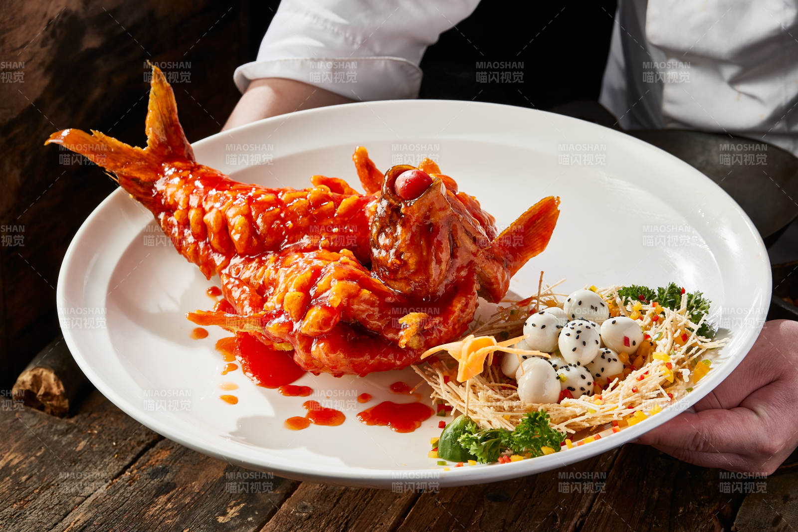 造型精美的浇汁糖醋野生大鲤鱼