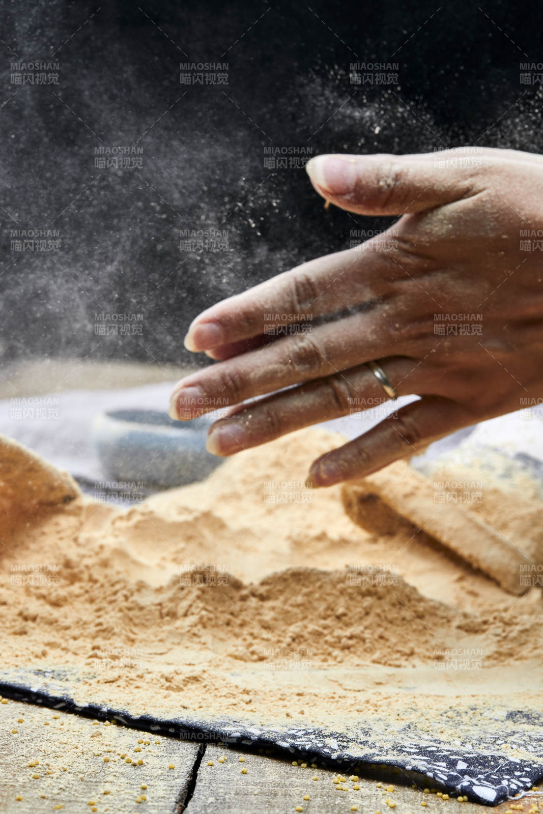 双手揉搓捧起的糊糊面豆糊面