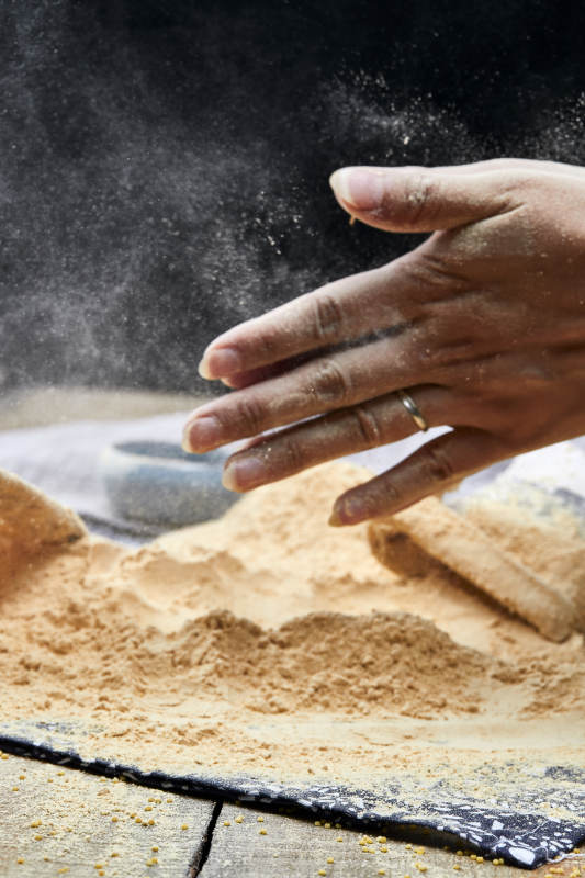 双手揉搓捧起的糊糊面豆糊面