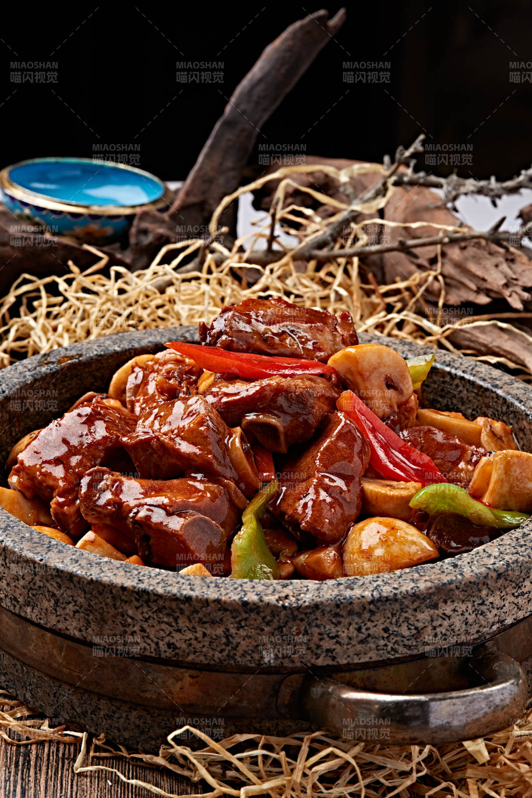 石锅红焖口蘑猪小排-摄影图