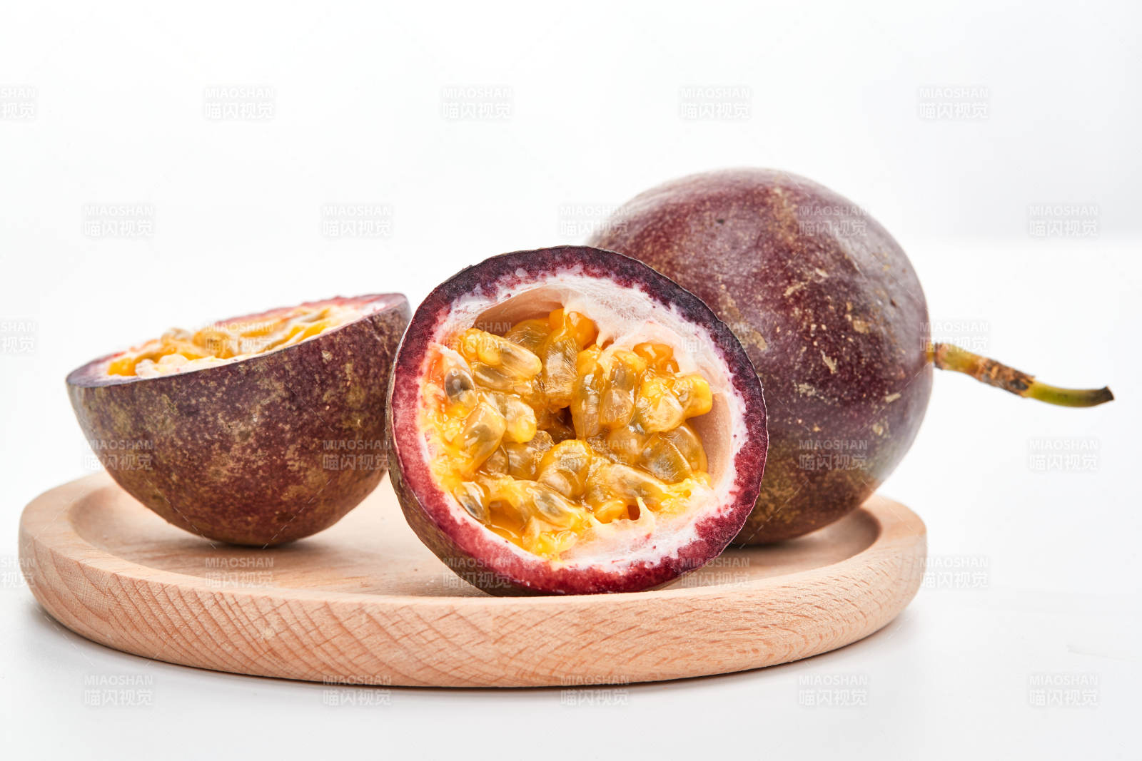 白色背景上摆放的新鲜百香果-摄影图