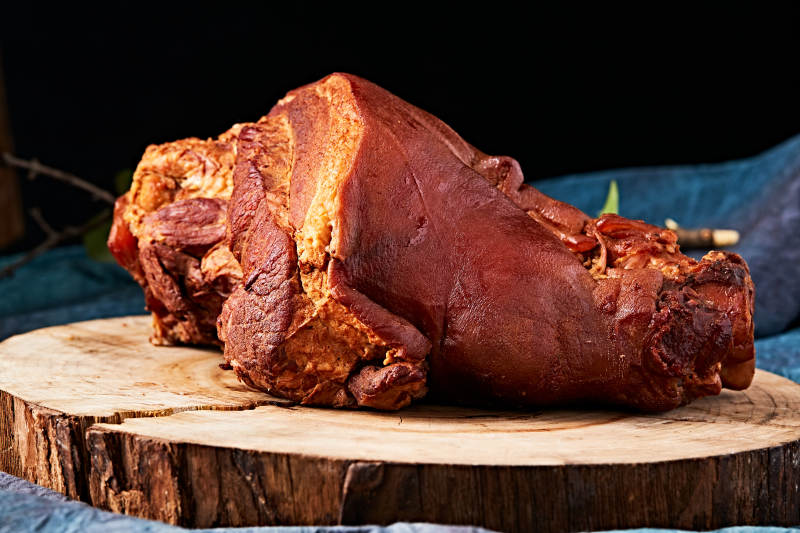 古法煙熏大豬肘肘子