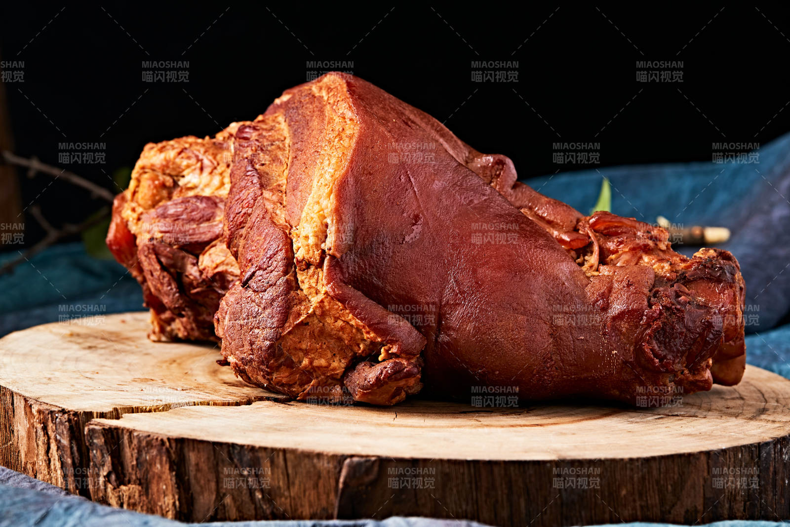 古法煙熏大豬肘肘子