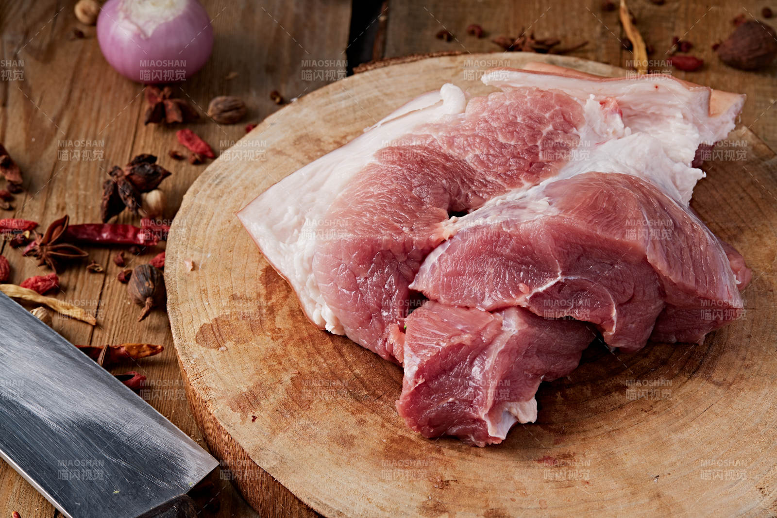 白色背景下的生鲜猪肘子-摄影图