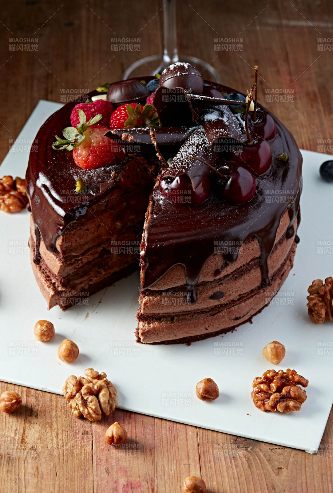 蓝莓草莓车厘子巧克力鲜奶慕斯生日蛋糕-摄影图