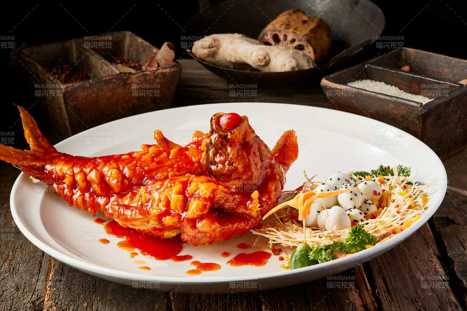 造型精美的浇汁糖醋野生大鲤鱼