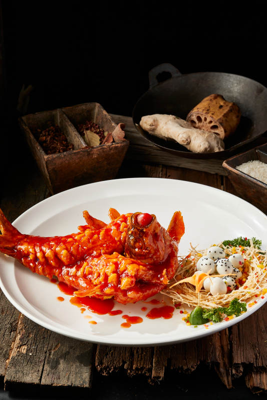 造型精美的浇汁糖醋野生大鲤鱼