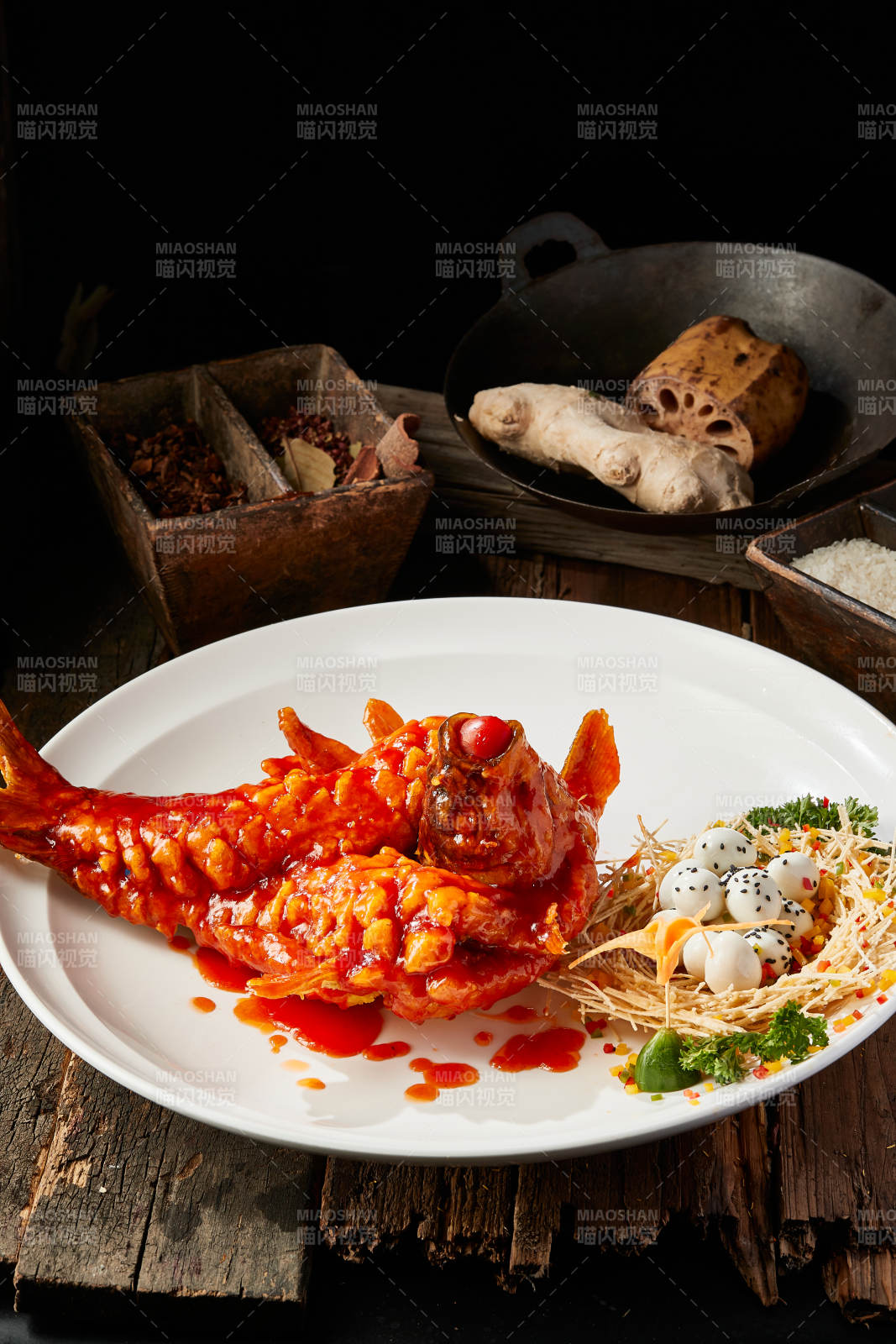 造型精美的浇汁糖醋野生大鲤鱼