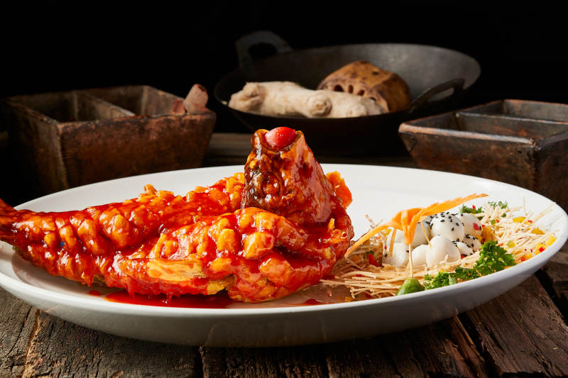 造型精美的浇汁糖醋野生大鲤鱼