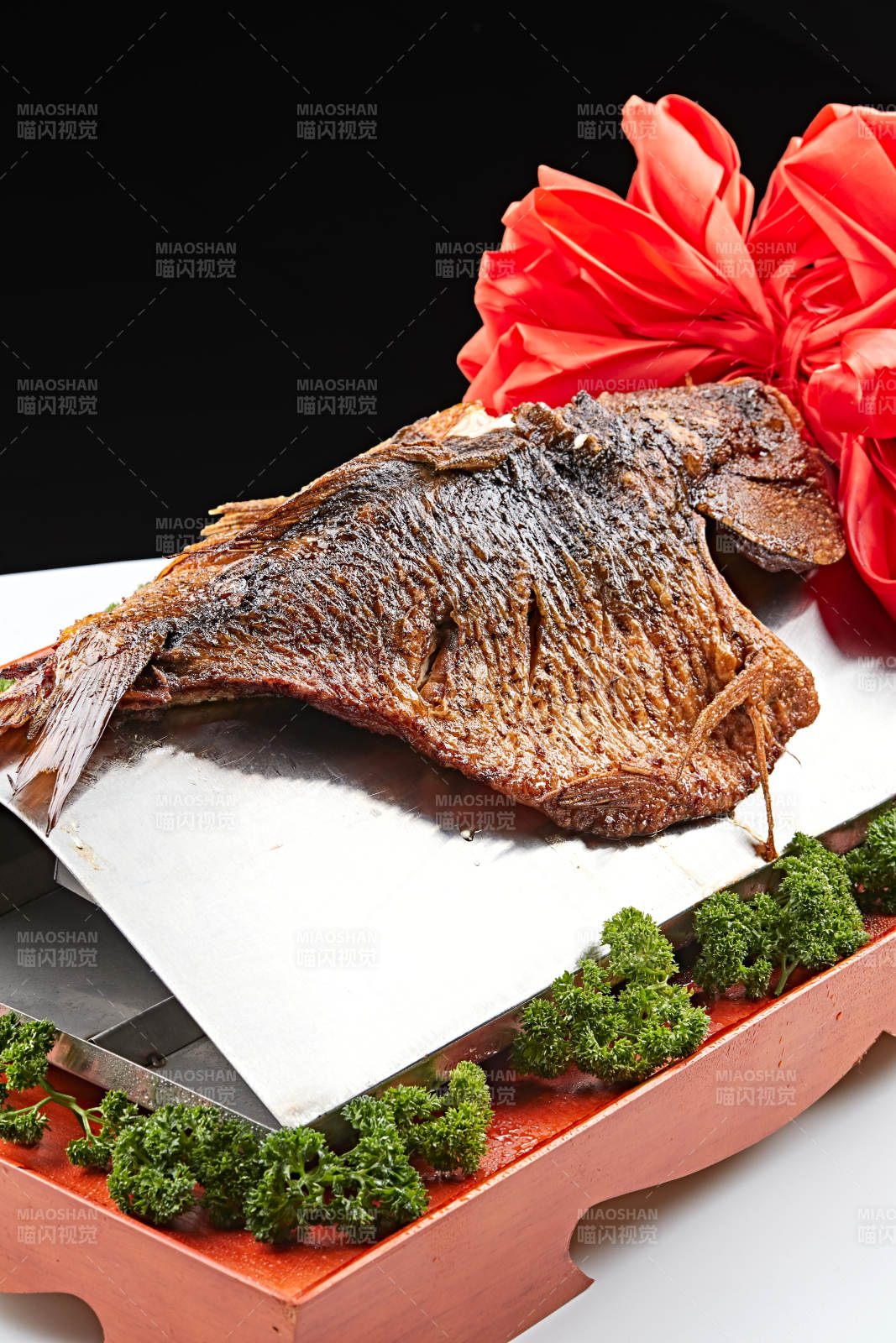 精美餐具装的蒙式熏鱼