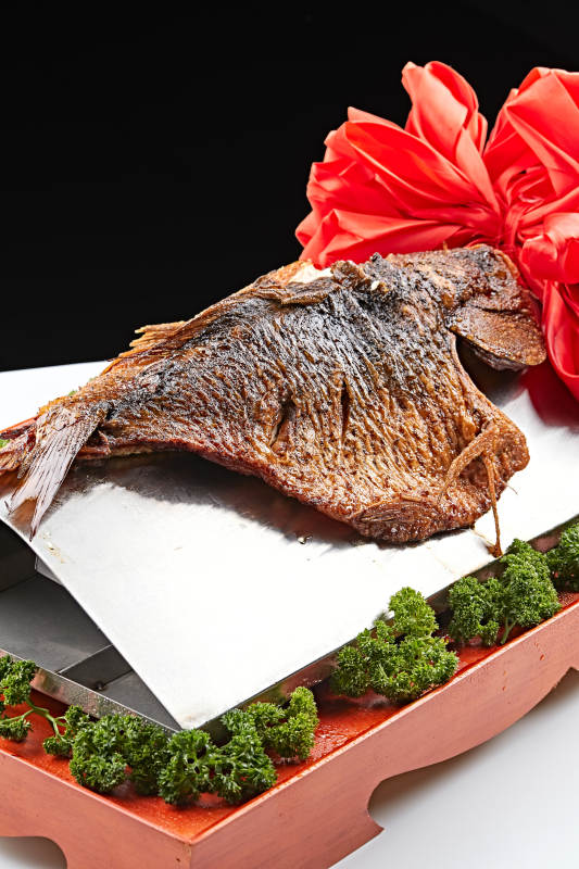 精美餐具装的蒙式熏鱼