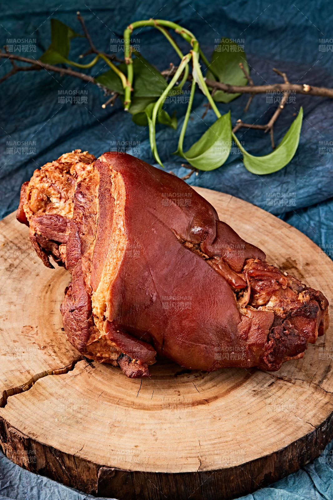 古法煙熏大豬肘肘子