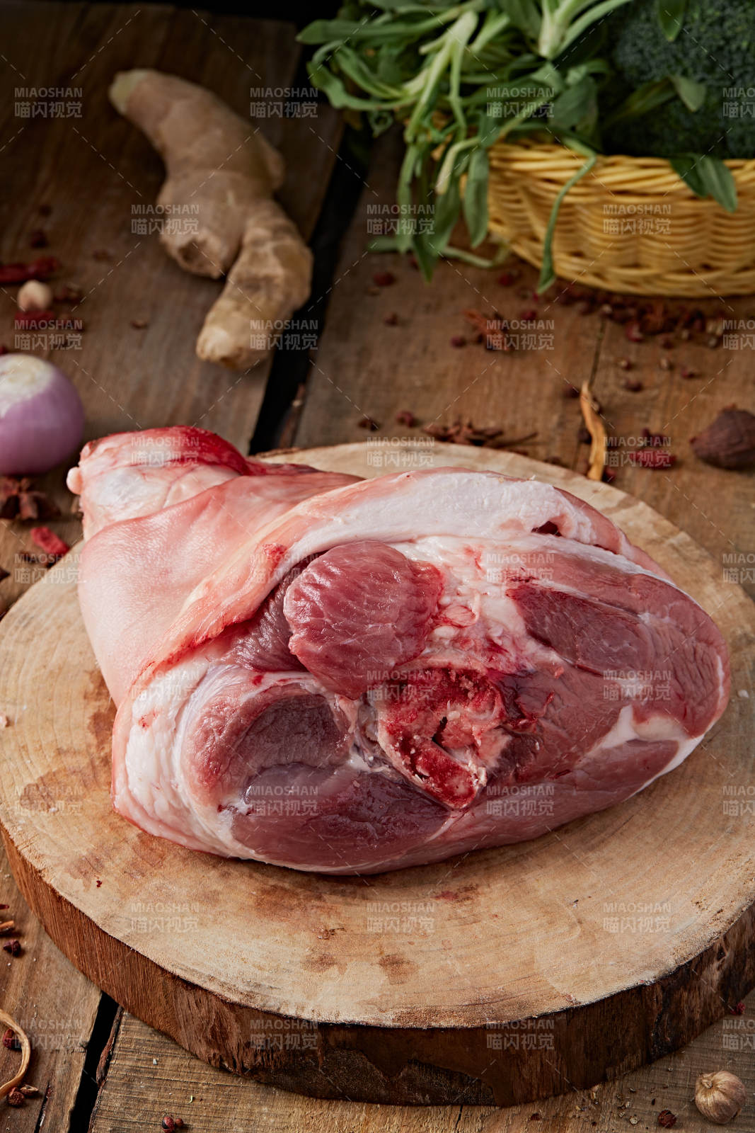 白色背景下的生鲜猪肘子-摄影图