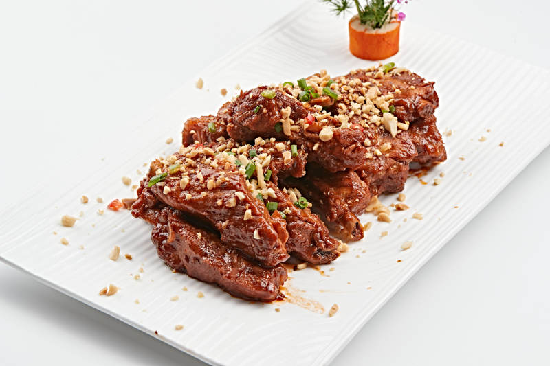 白色瓷盘装的蒜香猪肋排
