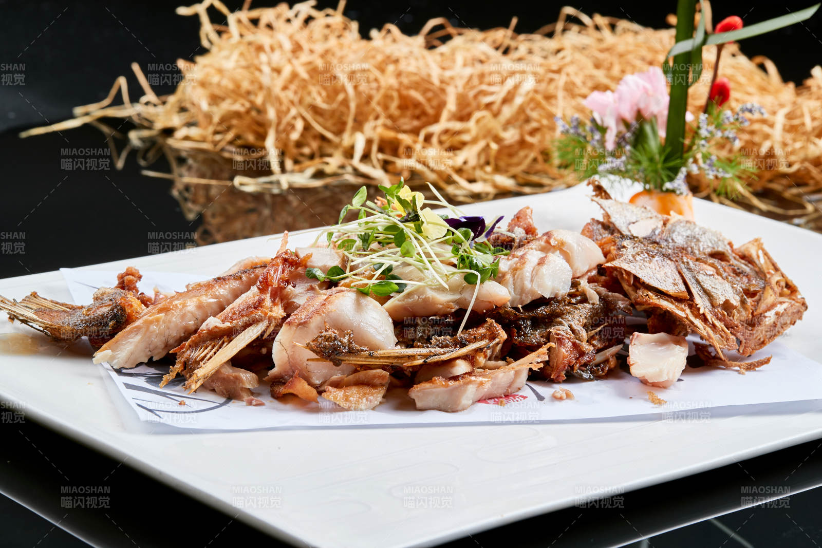 白色瓷盘装的手撕烟熏海鲈鱼