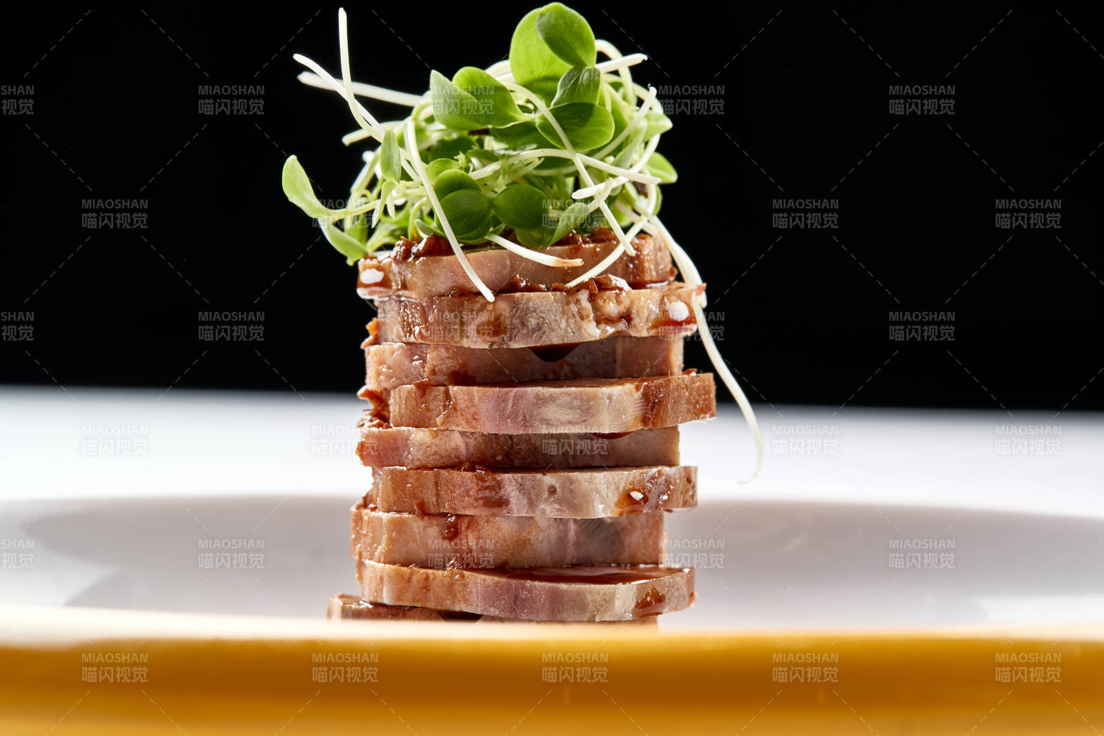 精美瓷盘装的压制熏肘花切片配香椿苗