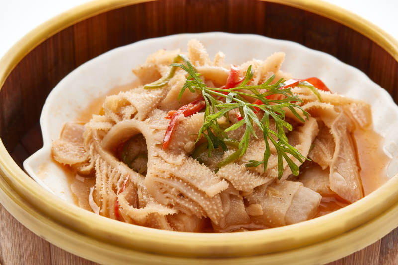 白色背景上精美竹笼屉装的港式蒸肚丝