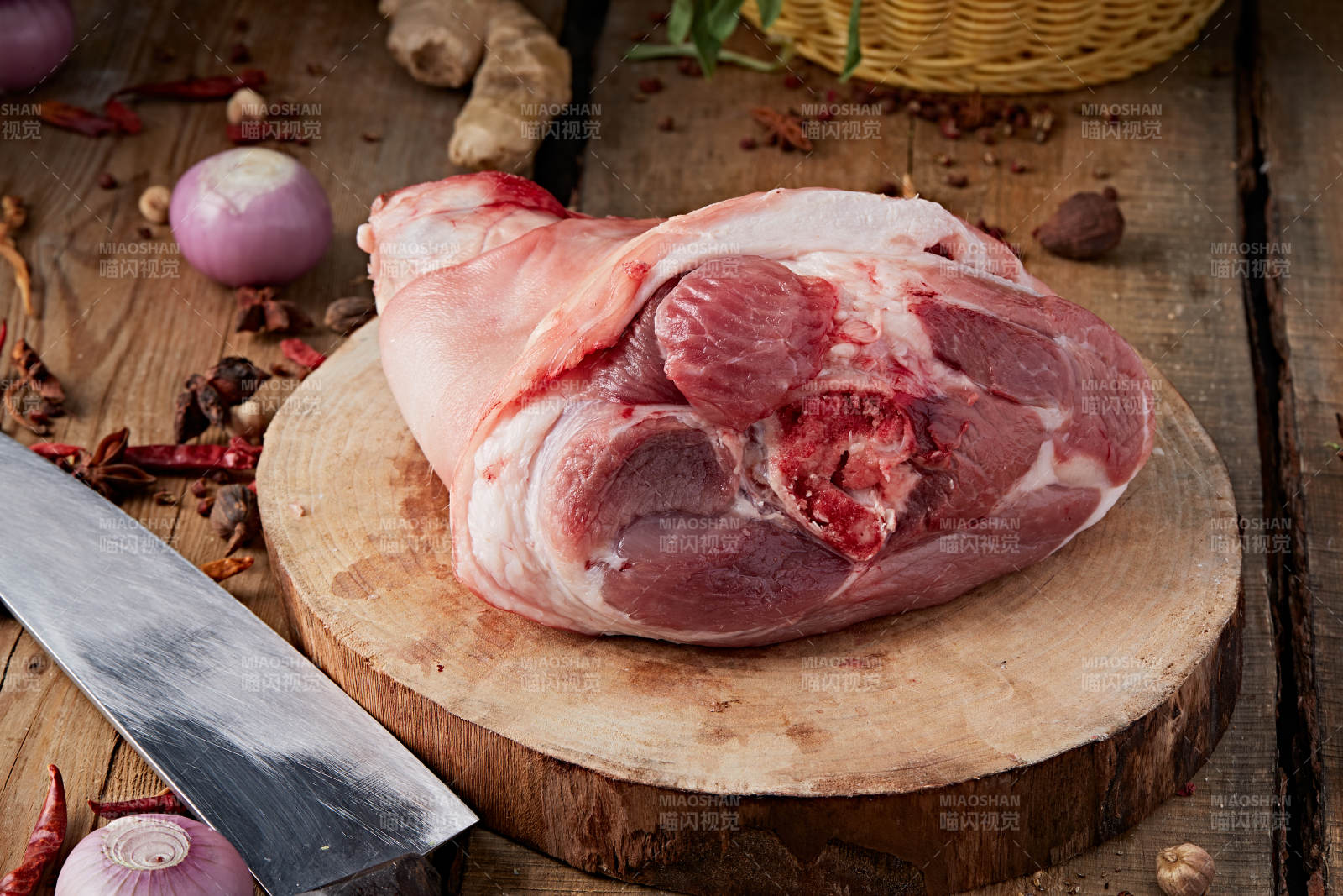 白色背景下的生鲜猪肘子-摄影图